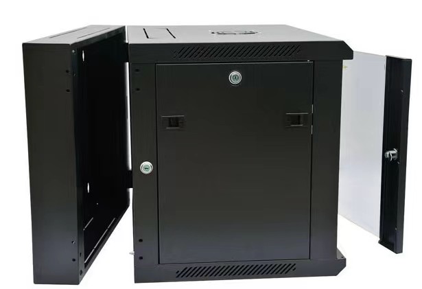 Může síťová skříň automaticky upravit vnitřní teplotu?